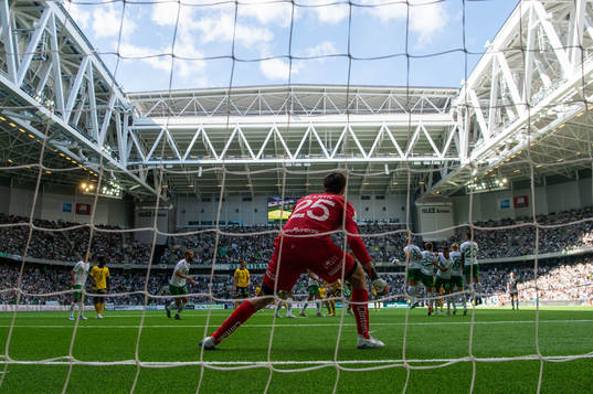 Elfsborgs Jacob Ondrejka slår frispark
