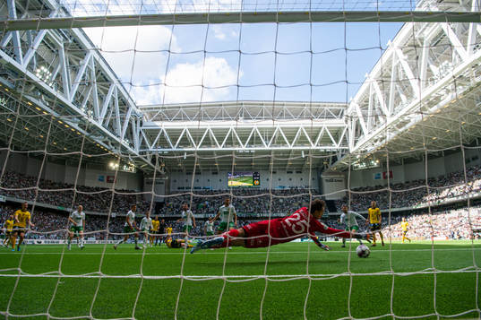 Hammarbys målvakt Davor Blazevic räddar bollen