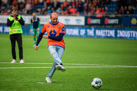 Odd-Bjørn Hjelmeset missing a chance to score