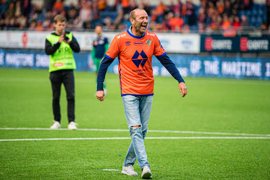 Odd-Bjørn Hjelmeset missing a chance to score