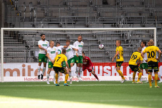 Elfsborgs Jacob Ondrejka slår en frispark
