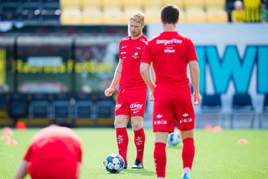 Sivert Heltne Nilsen of Brann warms up
