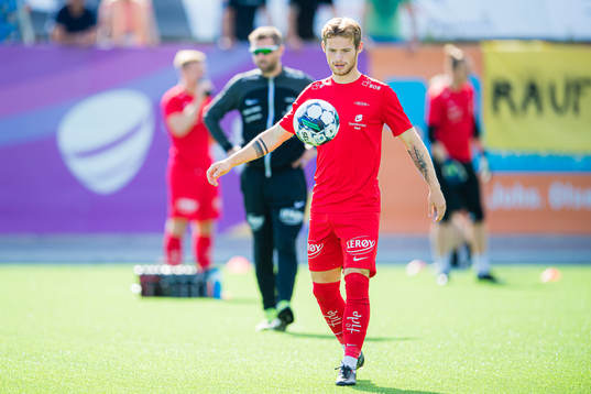 Ole Didrik Blomberg of Brann warms up