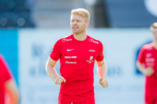 Sivert Heltne Nilsen of Brann warms up