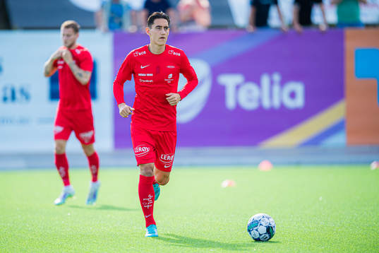 Svenn Crone of Brann warms up