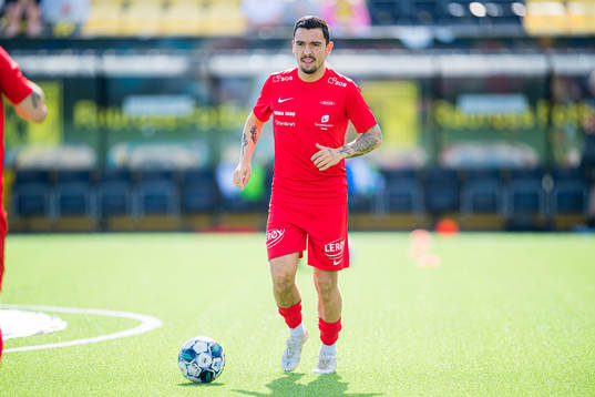 Niklas Fernando Nygaard Castro of Brann warms up