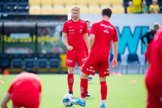 Sivert Heltne Nilsen of Brann warms up