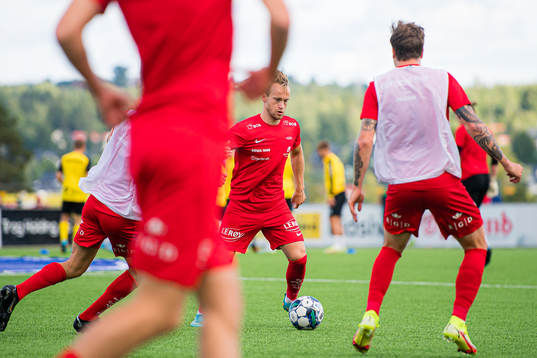 Bård Finne of Brann warms up