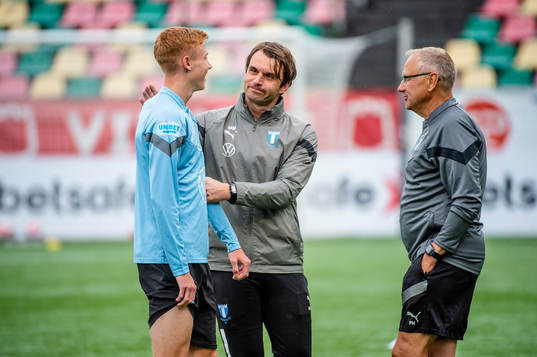 Hugo Larsson, coach Milos Milojevic and doctor Pär