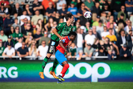 Varbergs Oliver Stanisic och Helsingborgs Joseph Amoako