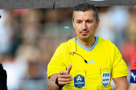 Domare Bojan Pandzic före fotbollsmatchen i Allsvenskan