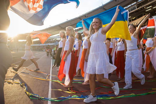 En tjej med Ukrainas flagga