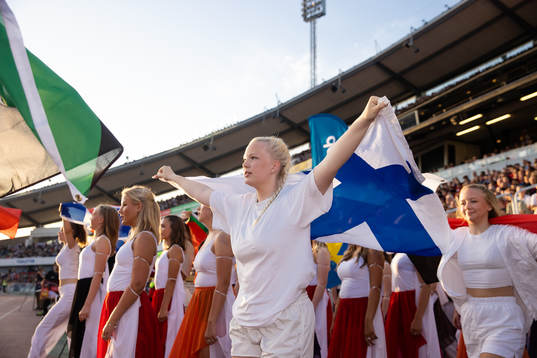 En tjej med Finlands flagg