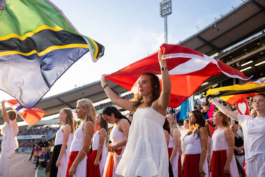En tjej med Danmarks flagga
