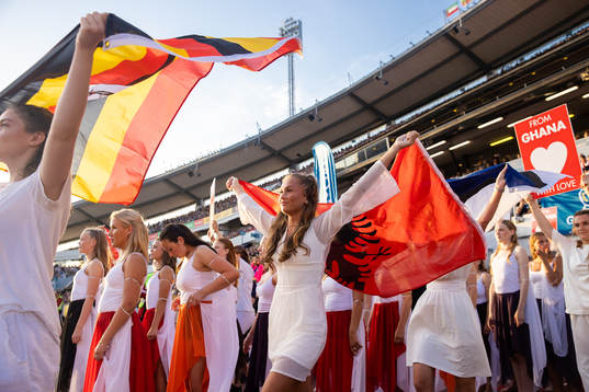 En tjej med Albaniens flagga