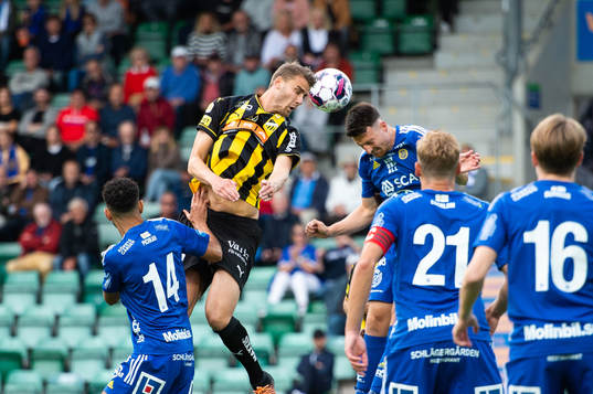 Häckens Johan Hammar och GIF Sundsvalls Paya Pichkah och