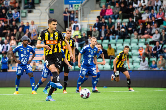 Häckens Alexander Jeremejeff gör 1-0 på straff