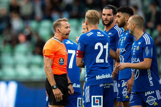 GIF Sundsvalls Pontus Engblom reagerar på domare
