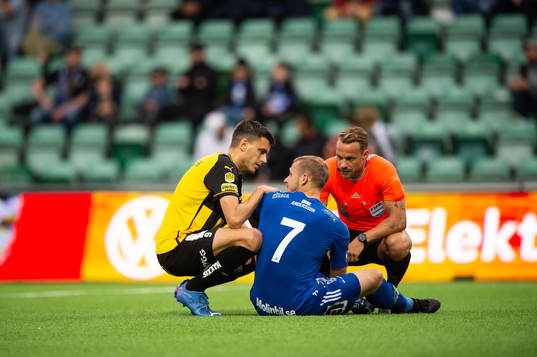 Häckens Alexander Jeremejeff, domare Kristoffer Karlsson,