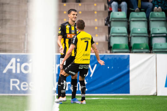 Häckens Alexander Jeremejeff och Leo Bengtsson jublar