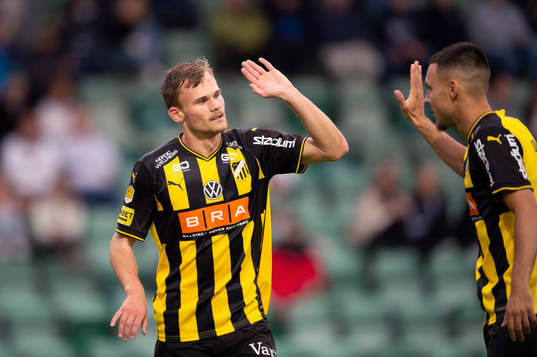 Häckens Oscar Uddenäs jublar med Ali Youssef