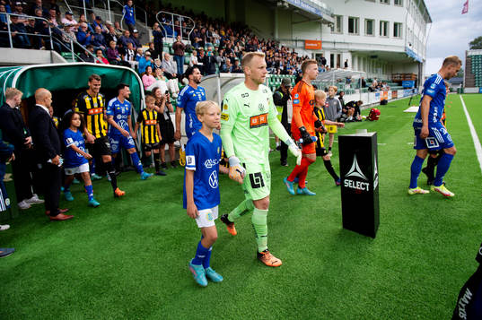 Häckens målvakt Peter Abrahamsson innan fotbollsmatchen i