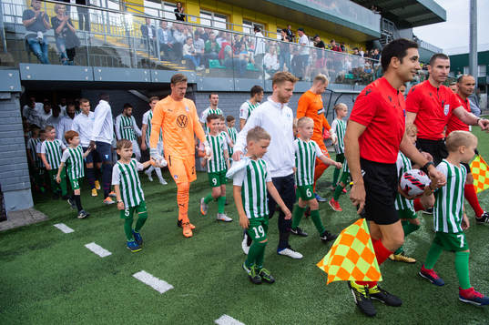 The players enter the pitch