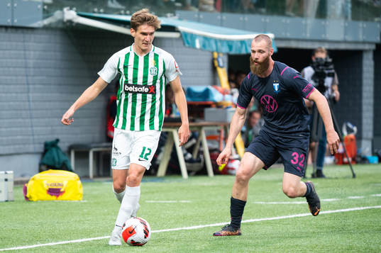 Petar Mamić of FK Zalgiris and Jo Inge Berget of Malmö FF