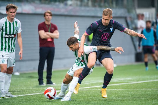 Nicolás Gorobsov of FK Zalgiris and Felix Beijmo of Malmö