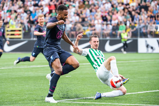 Isaac Kiese Thelin  of Malmö FF and Mario Pavelic of FK
