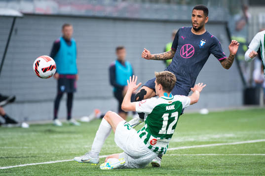 Sergio Pena of Malmö FF and Petar Mamić of FK Zalgiris