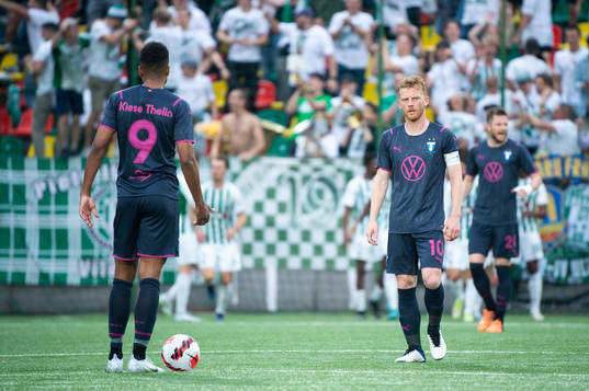 Anders Christiansen and Isaac Kiese Thelin looks dejected