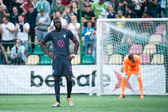 Mahame Siby and goalkeeper Johan Dahlin of Malmö FF looks