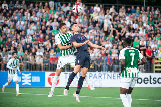Nemanja Ljubisavljević of FK Zalgiris and Dennis
