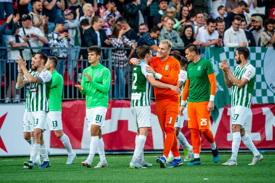Petar Mamić and goalkeeper Edvinas Gertmonas of FK