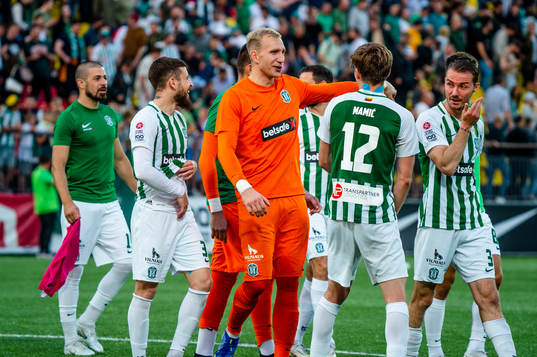Goalkeeper Edvinas Gertmonas and the players of FK Zalgiris