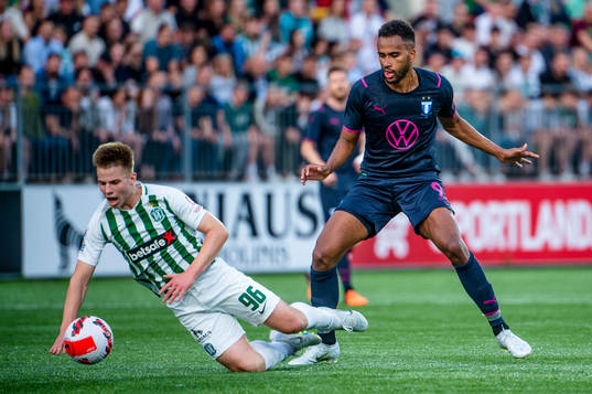 Gustas Jarusevičius of FK Zalgiris and Isaac Kiese Thelin