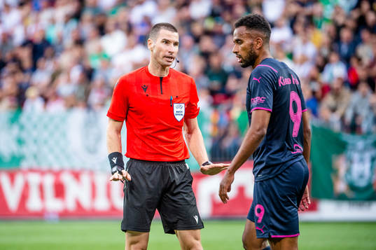 Referee Georgi Kabakov and Isaac Kiese Thelin  of Malmö FF