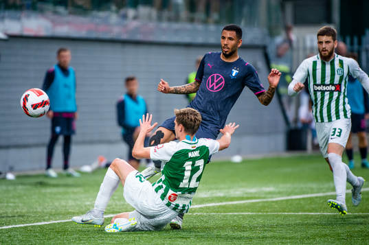 Sergio Pena of Malmö FF and Petar Mamić of FK Zalgiris