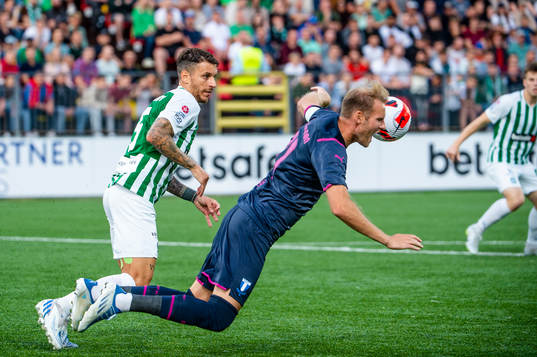 Nicolás Gorobsov of FK Zalgiris and Ola Toivonen of Malmö