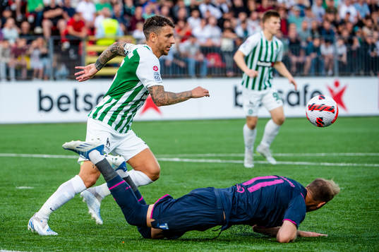 Nicolás Gorobsov of FK Zalgiris and Ola Toivonen of Malmö
