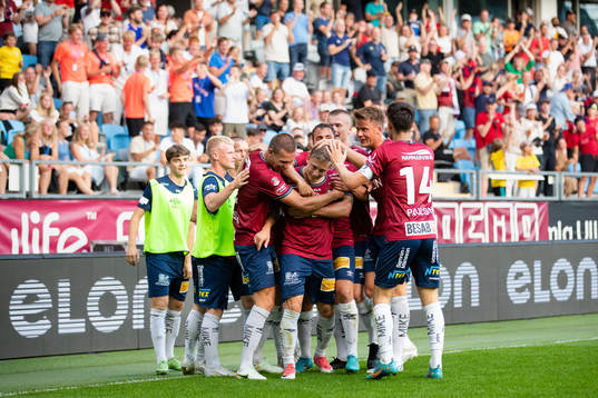 Örgrytes Anton Andreasson jublar med lagkamrater