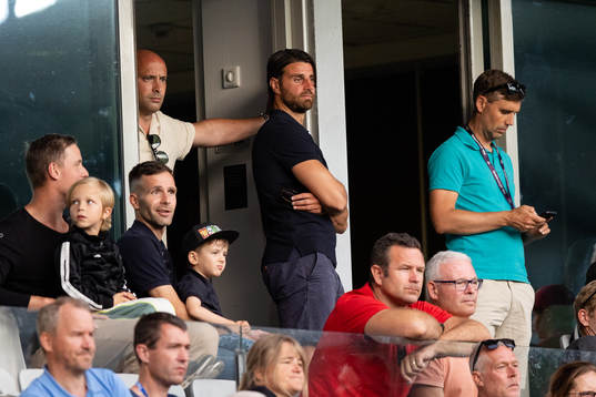 Örgrytes sportsligt ansvarige George Mourad stående i