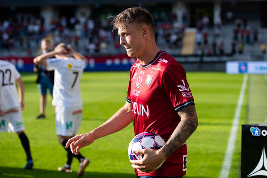 Örgrytes Marcus Haglind Sangré innan fotbollsmatchen i