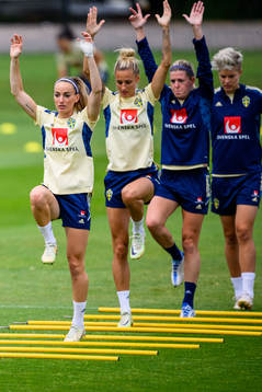 Kosovare Asllani, Nathalie Björn, Olivia Schough and Lina