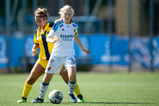En Djurgården spelare med bollen