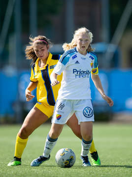 En Djurgården spelare med bollen