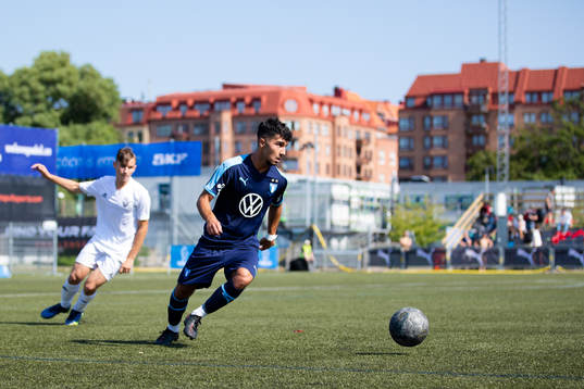 En Malmö FF spelare med bollen