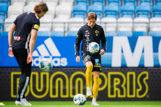 Noah Söderberg of Elfsborg warms up