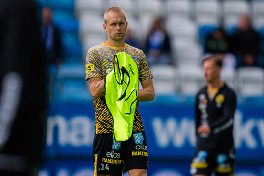 Johan Larsson of Elfsborg warms up